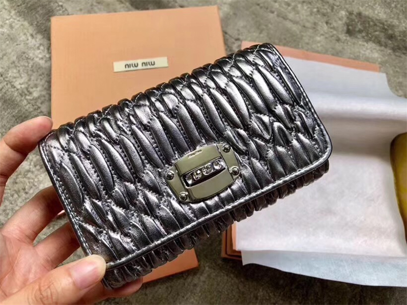 5MH015 MIUMIU 專柜新款 軟牛皮 三折 多卡位錢夾 槍色