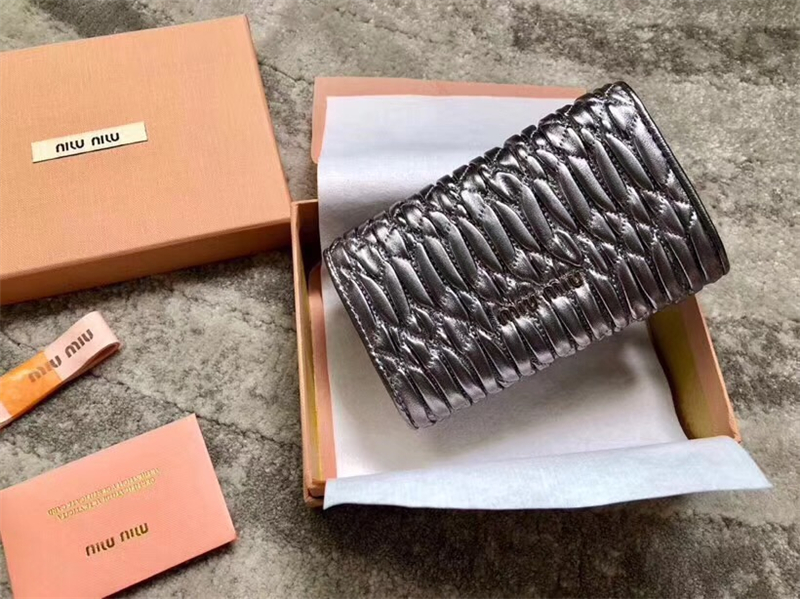 5MH015 MIUMIU 專柜新款 軟牛皮 三折 多卡位錢夾 槍色