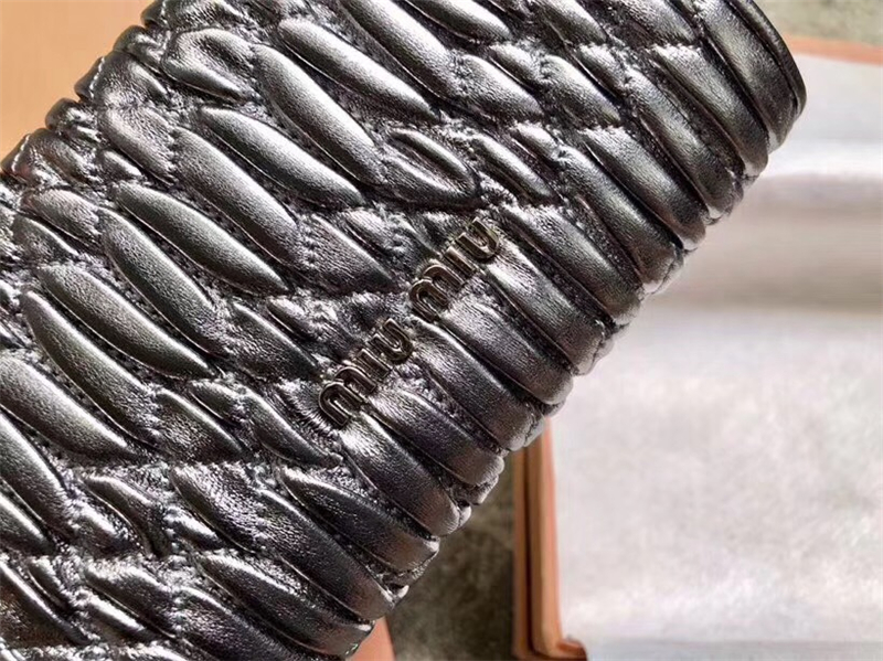 5MH015 MIUMIU 專柜新款 軟牛皮 三折 多卡位錢夾 槍色