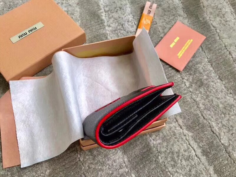 5MV016 MIUMIU 專柜最新 LOVE愛心系列 雙色皮革 兩折錢夾 黑色