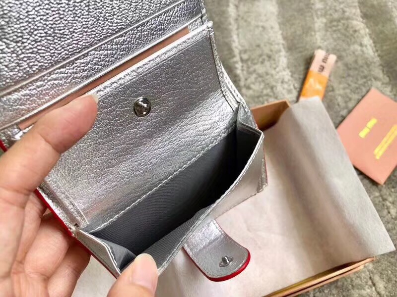5MV016 專柜最新 LOVE愛心系列 雙色皮革 兩折錢夾 銀色