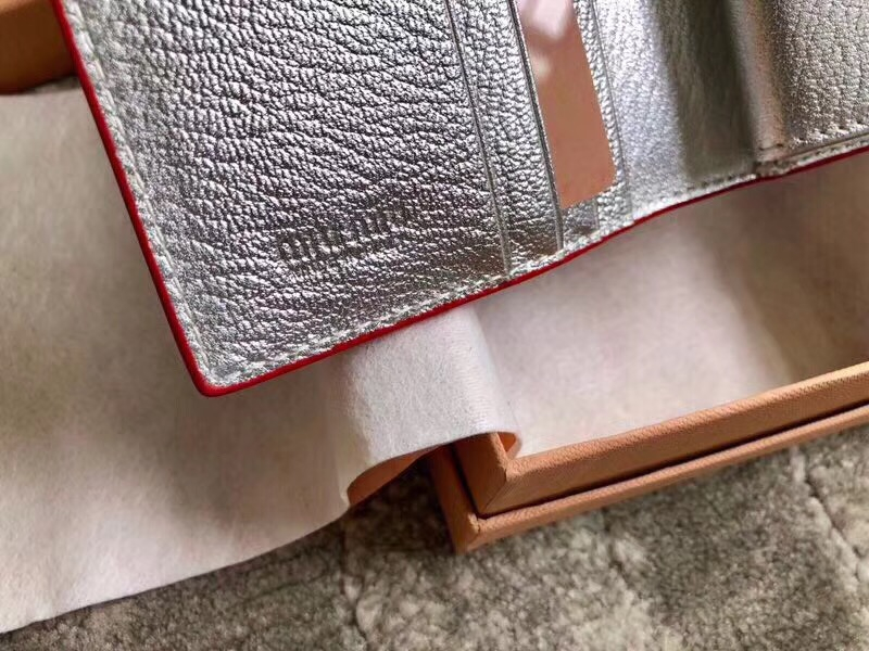 5MV016 專柜最新 LOVE愛心系列 雙色皮革 兩折錢夾 銀色