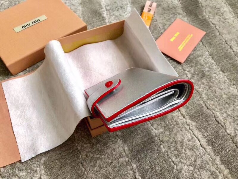 5MV016 專柜最新 LOVE愛心系列 雙色皮革 兩折錢夾 銀色