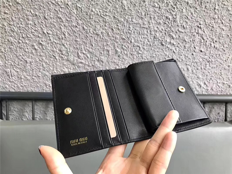 5MV204 MIUMIU 專柜最新 小牛皮 印花 口袋小錢包 黑色