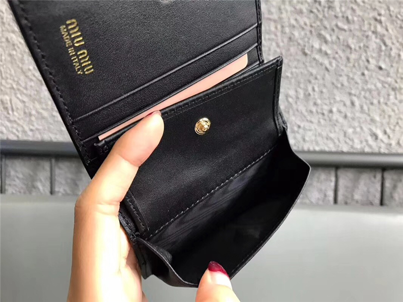 5MV204 MIUMIU 專柜最新 小牛皮 印花 口袋小錢包 黑色