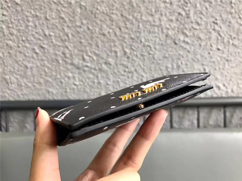 5MV204 MIUMIU 專柜最新 小牛皮 印花 口袋小錢包 黑色