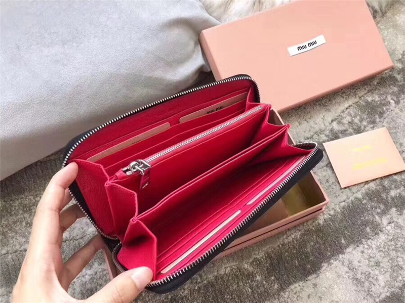 5ML506 MIUMIU 專柜最新 山羊皮 大LOGO 拉鏈錢包 黑色