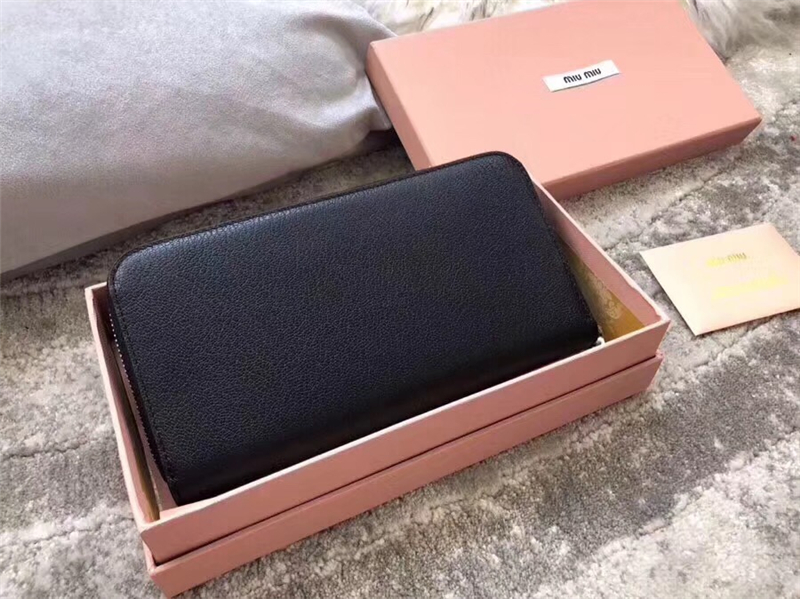 5ML506 MIUMIU 專柜最新 山羊皮 大LOGO 拉鏈錢包 黑色