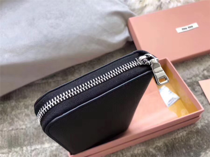 5ML506 MIUMIU 專柜最新 山羊皮 大LOGO 拉鏈錢包 黑色