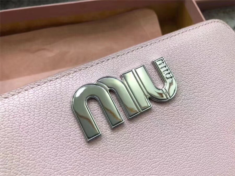 5ML506 MIUMIU 專柜最新 山羊皮 大LOGO 拉鏈錢包 粉色