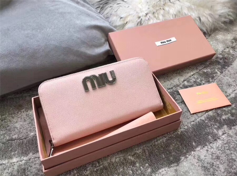 5ML506 MIUMIU 專柜最新 山羊皮 大LOGO 拉鏈錢包 粉色