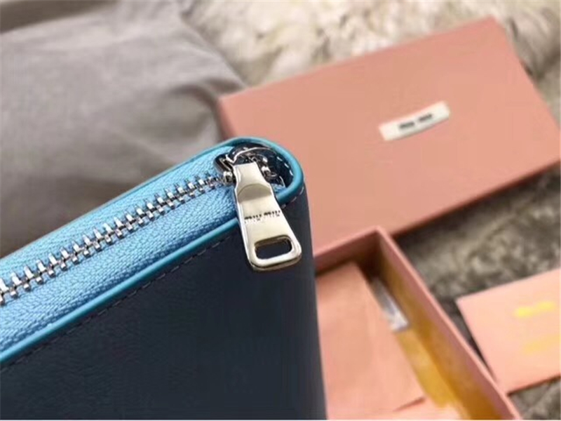 5ML506 MIUMIU 專柜最新 山羊皮 大LOGO 拉鏈錢包 藍色