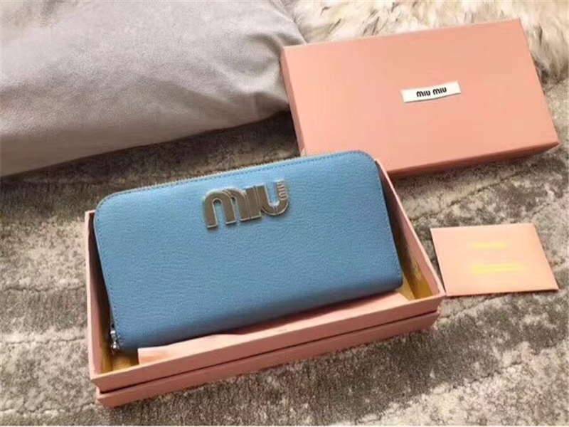5ML506 MIUMIU 專柜最新 山羊皮 大LOGO 拉鏈錢包 藍色