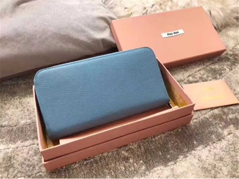 5ML506 MIUMIU 專柜最新 山羊皮 大LOGO 拉鏈錢包 藍色