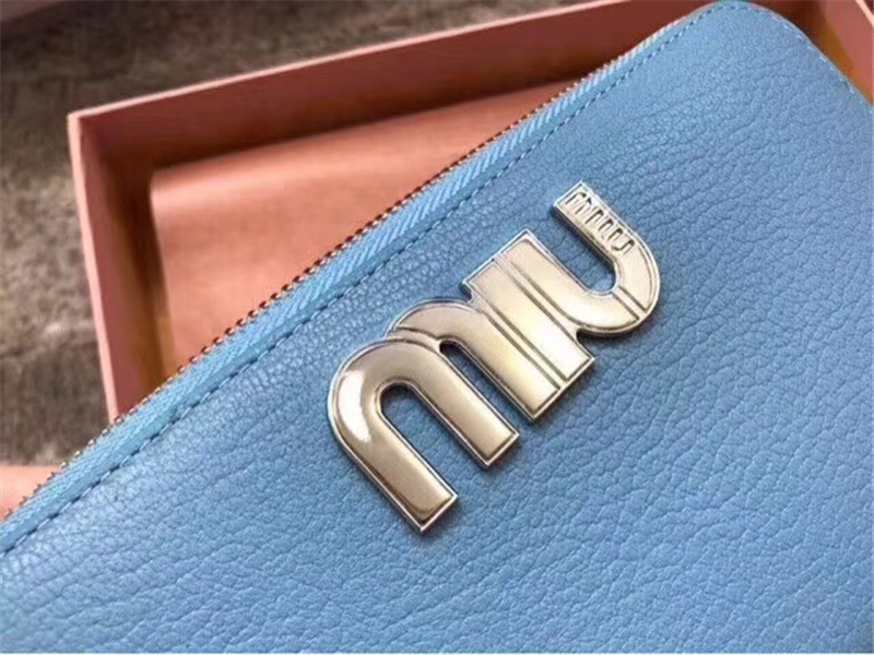 5ML506 MIUMIU 專柜最新 山羊皮 大LOGO 拉鏈錢包 藍色