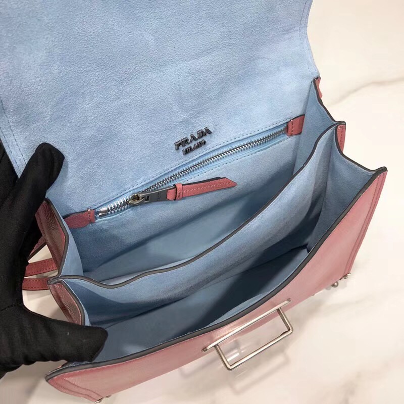 1BA158 Prada普拉達(dá) prada cahier 小牛皮 翻蓋帶扣 單肩包 鍺紅