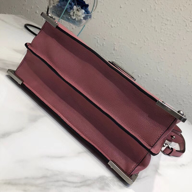 1BA158 Prada普拉達(dá) prada cahier 小牛皮 翻蓋帶扣 單肩包 鍺紅