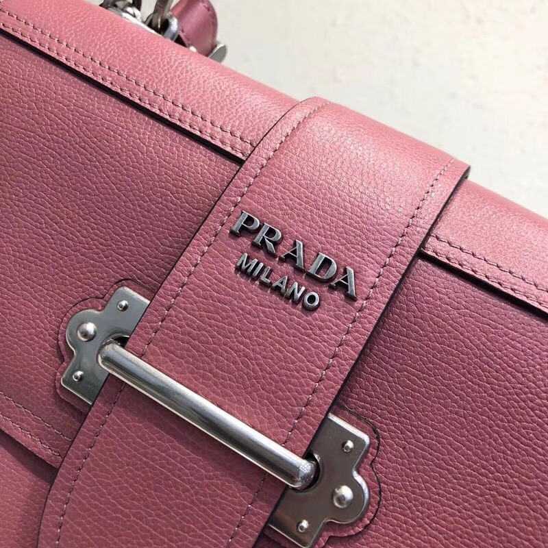 1BA158 Prada普拉達(dá) prada cahier 小牛皮 翻蓋帶扣 單肩包 鍺紅