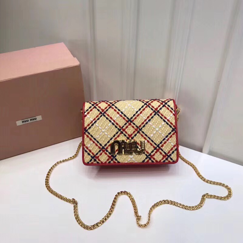 5BF057 MIUMIU 專柜新款 草編 轉(zhuǎn)鎖翻蓋 鏈條小包 米色配紅