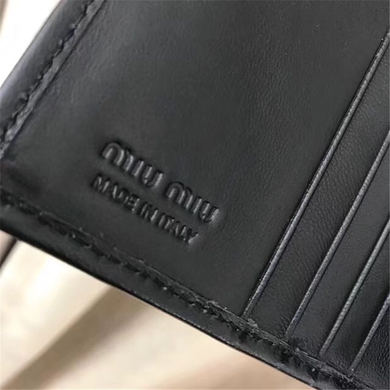 5MV204 MIUMIU 專柜新款 手工珠刺繡 亮片口袋小錢夾 黑色