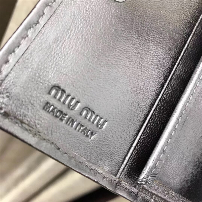 5MV204 MIUMIU 專柜新款 手工珠刺繡 亮片口袋小錢夾 銀色