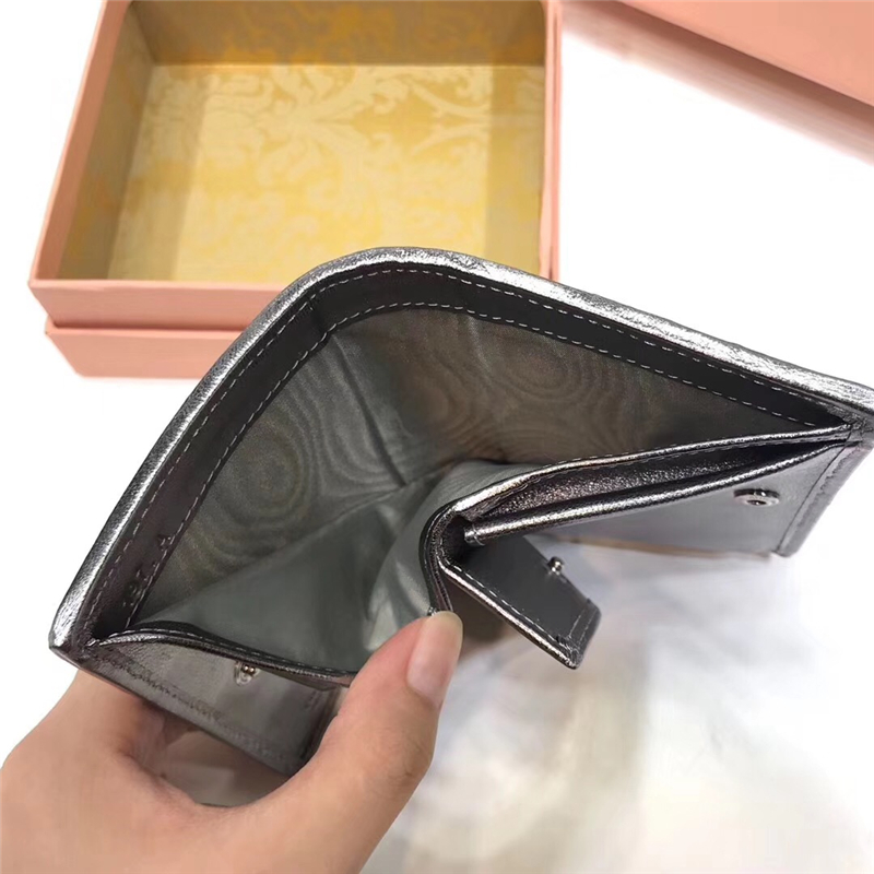 5MV204 MIUMIU 專柜新款 手工珠刺繡 亮片口袋小錢夾 銀色