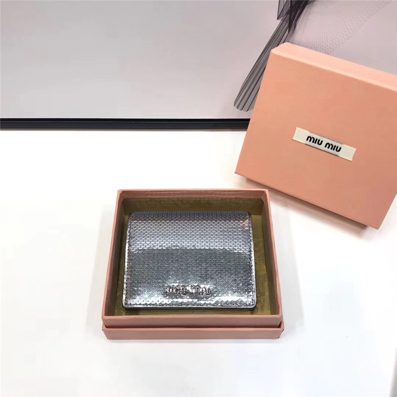 5MV204 MIUMIU 專柜新款 手工珠刺繡 亮片口袋小錢夾 銀色