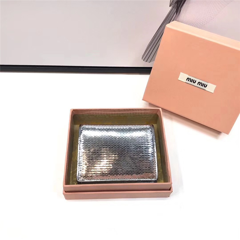 5MV204 MIUMIU 專柜新款 手工珠刺繡 亮片口袋小錢夾 銀色