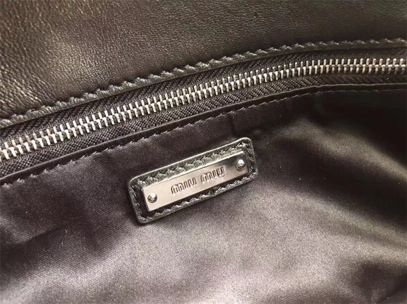 5BD233 MIUMIU 專(zhuān)柜新款 手工珠刺繡 亮片鉆石鏈條包 黑色