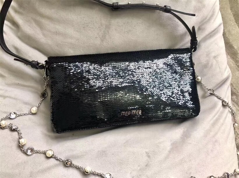 5BD233 MIUMIU 專(zhuān)柜新款 手工珠刺繡 亮片鉆石鏈條包 黑色