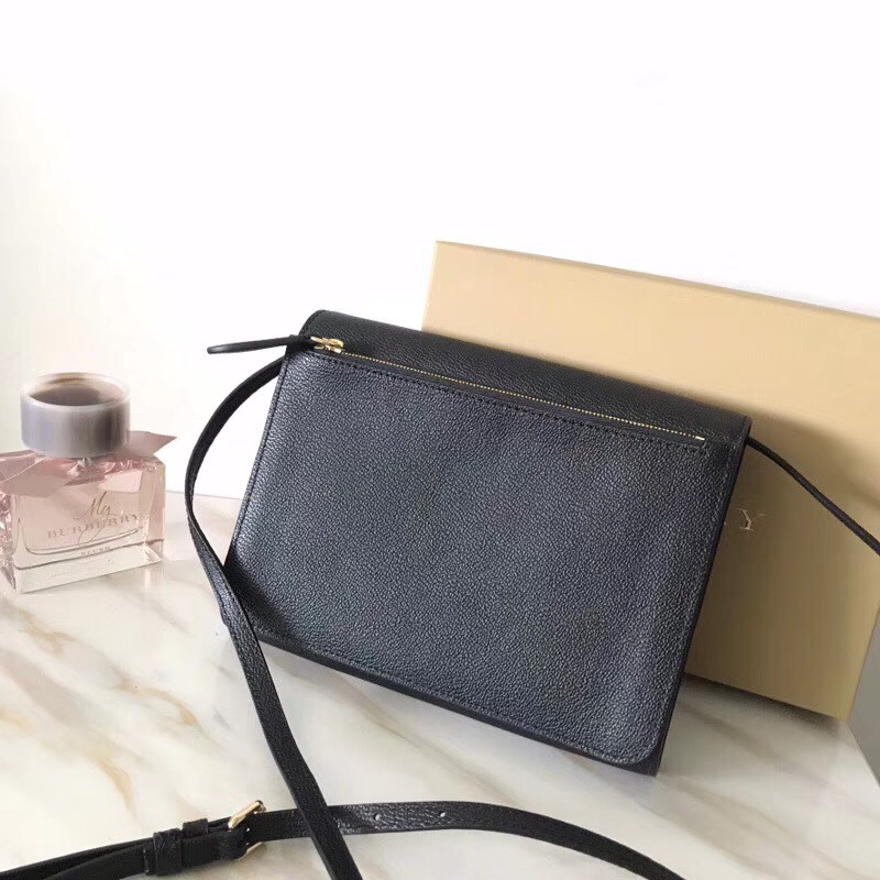 BurBerry巴寶莉 經典翻蓋 進口粒紋皮 信封包 單肩斜挎包 黑色