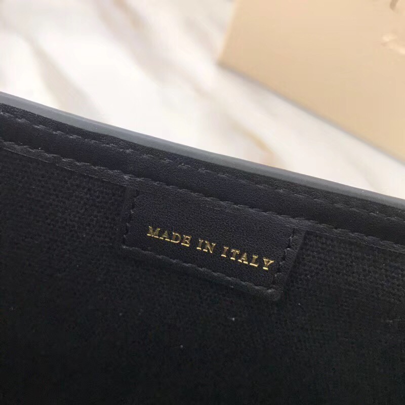 BurBerry巴寶莉 經典翻蓋 進口粒紋皮 信封包 單肩斜挎包 黑色