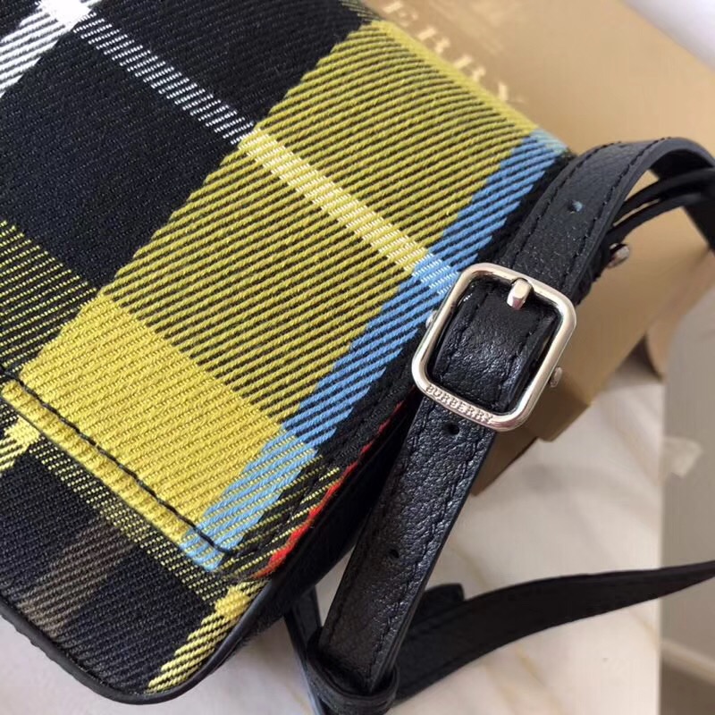 40767831 Burberry Vintage 格紋 拼皮革 錢夾背包 淺黃色