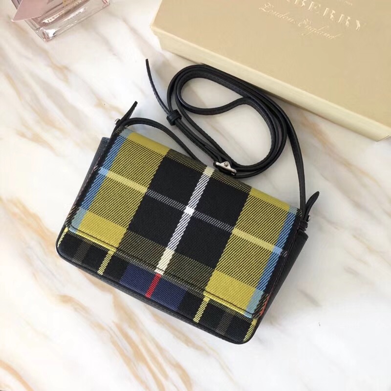 40767831 Burberry Vintage 格紋 拼皮革 錢夾背包 淺黃色