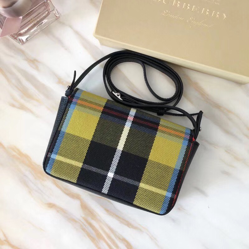 40767831 Burberry Vintage 格紋 拼皮革 錢夾背包 淺黃色