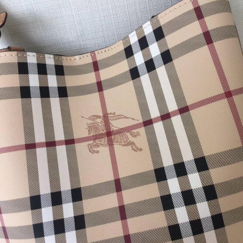 Burberry巴寶莉 Haymarket格紋 戰(zhàn)馬印花 拼色皮革 水桶包 淺棕