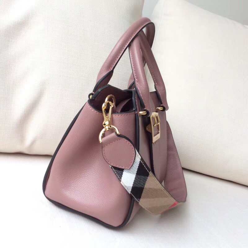 Burberry巴寶莉 專柜新款 小號 翻蓋金屬帶扣 手提肩背包 豆沙色