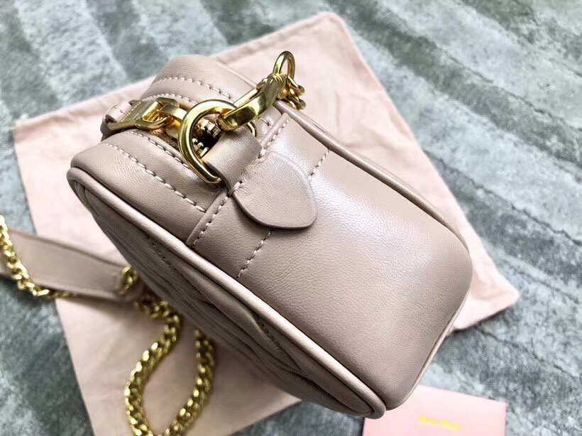 5BH118B MIUMIU專柜新款 褶皺小羊皮 相機包 杏色