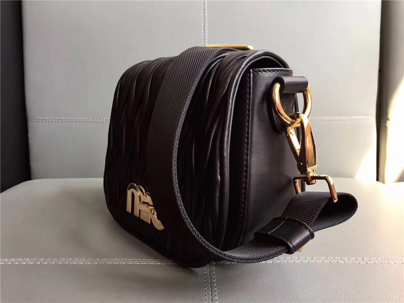 5BH085 MIUMIU繆繆 專柜新品 小羊皮 轉(zhuǎn)鎖開合 徽章肩帶斜挎包 黑色