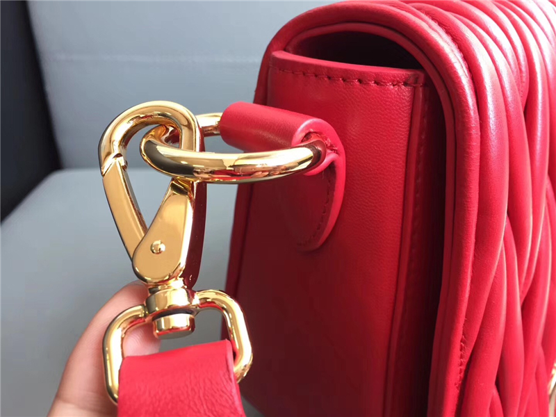 5BH085 MIUMIU繆繆 專柜新品 小羊皮 轉鎖開合 徽章肩帶斜挎包 紅色