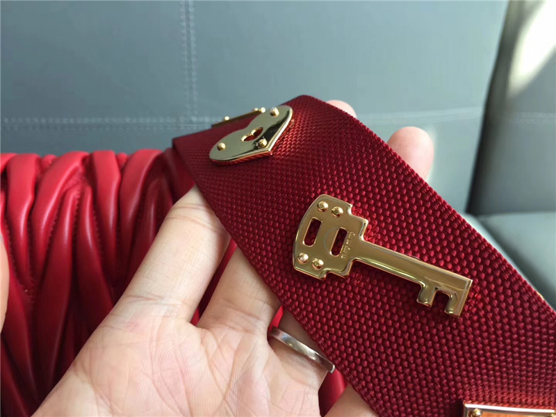 5BH085 MIUMIU繆繆 專柜新品 小羊皮 轉鎖開合 徽章肩帶斜挎包 紅色