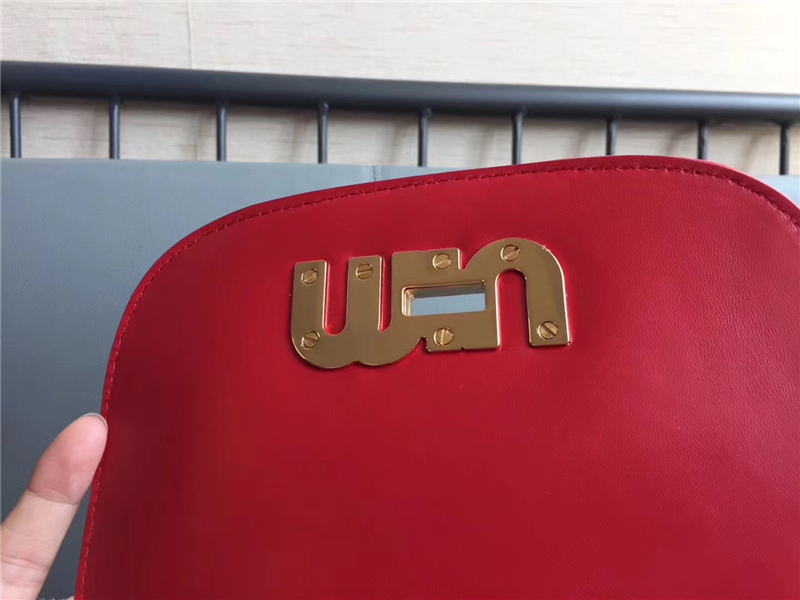 5BH085 MIUMIU繆繆 專柜新品 小羊皮 轉鎖開合 徽章肩帶斜挎包 紅色