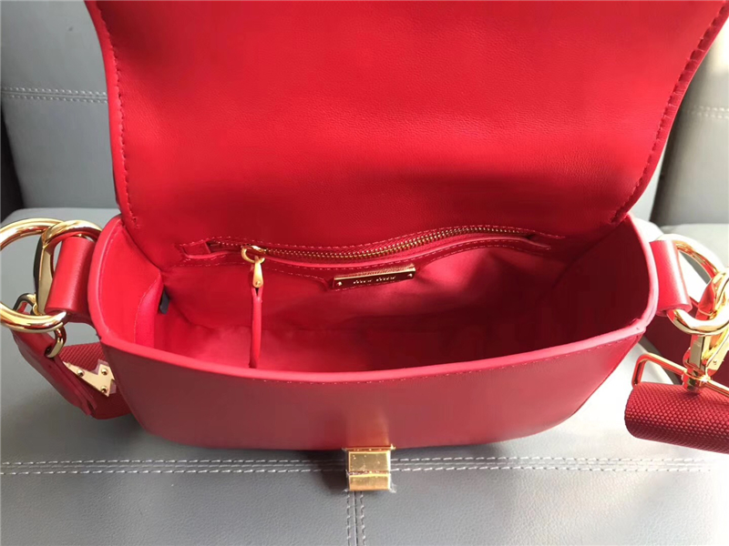 5BH085 MIUMIU繆繆 專柜新品 小羊皮 轉鎖開合 徽章肩帶斜挎包 紅色