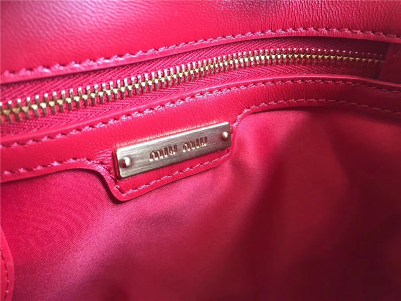 5BH085 MIUMIU繆繆 專柜新品 小羊皮 轉鎖開合 徽章肩帶斜挎包 紅色