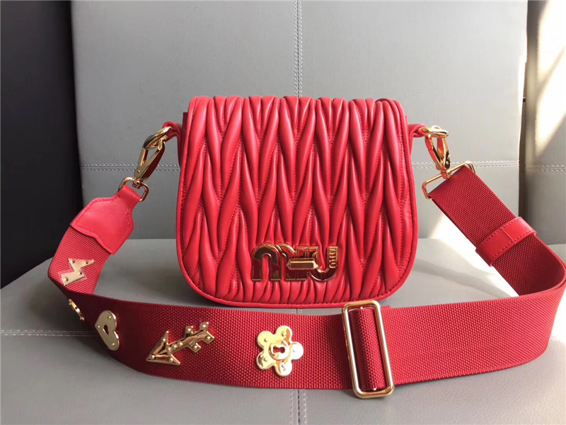 5BH085 MIUMIU繆繆 專柜新品 小羊皮 轉鎖開合 徽章肩帶斜挎包 紅色