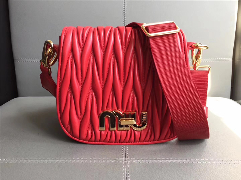 5BH085 MIUMIU繆繆 專柜新品 小羊皮 轉鎖開合 徽章肩帶斜挎包 紅色