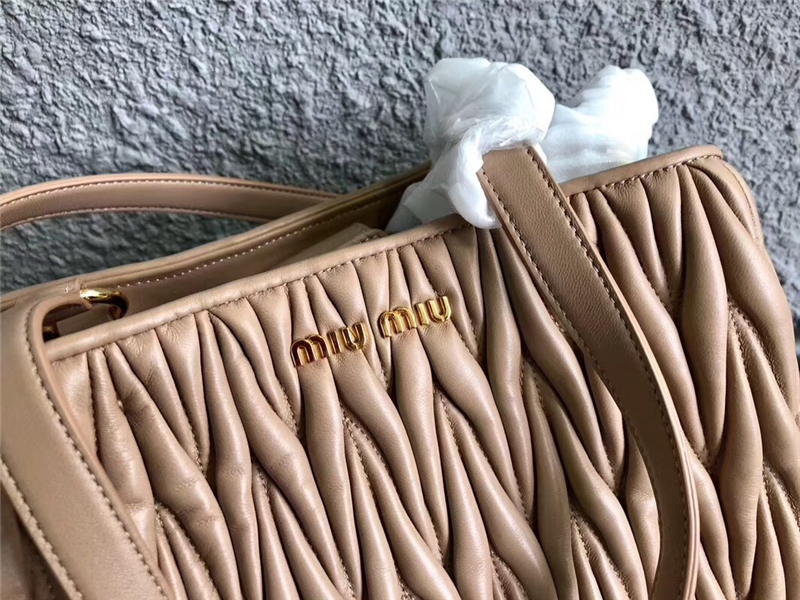 5BG103 MIUMIU繆繆 專柜新款 進口羊皮 三層手提斜跨包 卡其