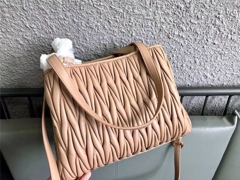 5BG103 MIUMIU繆繆 專柜新款 進口羊皮 三層手提斜跨包 卡其