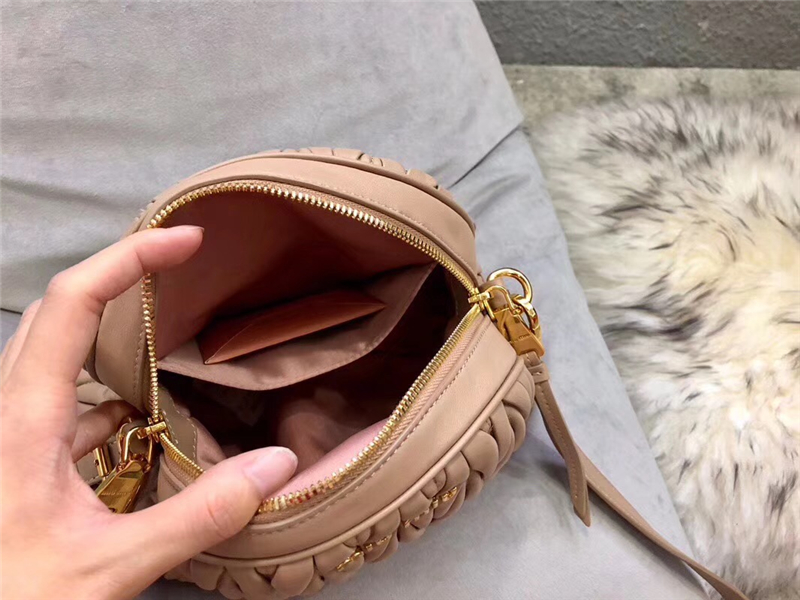 5BH092 MIUMIU繆繆 專柜新款 軟羊革 小號(hào)月牙包 卡其