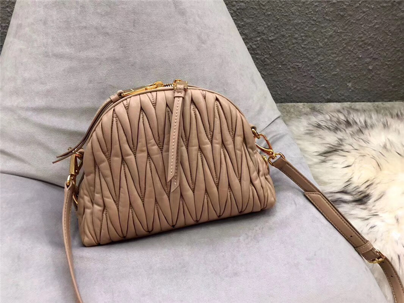 5BH092 MIUMIU繆繆 專柜新款 軟羊革 小號(hào)月牙包 卡其